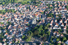 Vue aérienne de Église catholique au centre ville à Zornheim dans le département Rhénanie-Palatinat, Allemagne