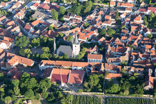 Vue aérienne de Bâtiment de l'église Saint-Pierre et Paul au centre du village à Westhofen dans le département Rhénanie-Palatinat, Allemagne