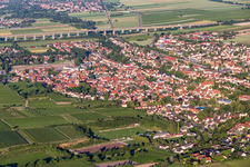 Vue aérienne de Devant l'A65, qui roule sur pilotis, en Pfeddersheim à le quartier Pfeddersheim in Worms dans le département Rhénanie-Palatinat, Allemagne
