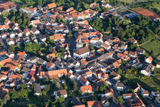 Vue aérienne de Bâtiment de l'église Saint-Barthélemy au centre-ville à Laumersheim dans le département Rhénanie-Palatinat, Allemagne