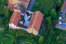 Vue aérienne de Château Friedelsheim avec la congrégation mennonite Friedelsheim Kdö.R à Friedelsheim dans le département Rhénanie-Palatinat, Allemagne