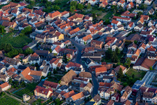 Vue aérienne de Zone d’habitation et infrastructures à le quartier Niederkirchen in Niederkirchen bei Deidesheim dans le département Rhénanie-Palatinat, Allemagne