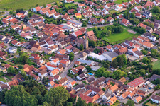 Vue aérienne de Centre-ville avec aire de jeux et église à Großfischlingen dans le département Rhénanie-Palatinat, Allemagne