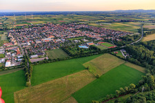 Vue aérienne de Vue de la ville depuis le nord à le quartier Offenbach in Offenbach an der Queich dans le département Rhénanie-Palatinat, Allemagne