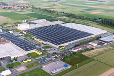 Vue aérienne de Complexe de bâtiments d'entrepôt à grande hauteur et centre logistique sur le site de l'entrepôt de pièces de rechange Mercedes Benz à le quartier Offenbach in Offenbach an der Queich dans le département Rhénanie-Palatinat, Allemagne