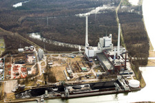 Vue aérienne de Badenwerk sur Rheinhafen depuis le nord à le quartier Rheinhafen in Karlsruhe dans le département Bade-Wurtemberg, Allemagne