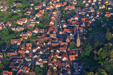 Vue aérienne de Rue principale avec l'église simultanée Saint-Martin - Paroisse protestante Dörrenbach-Oberotterbach à Dörrenbach dans le département Rhénanie-Palatinat, Allemagne