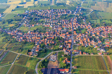 Vue aérienne de Village viticole du nord à Oberotterbach dans le département Rhénanie-Palatinat, Allemagne