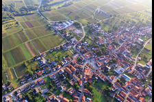 Vue aérienne de Village viticole du sud-ouest à Oberotterbach dans le département Rhénanie-Palatinat, Allemagne