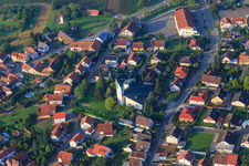 Vue aérienne de Église catholique à le quartier Rechtenbach in Schweigen-Rechtenbach dans le département Rhénanie-Palatinat, Allemagne