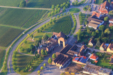 Vue aérienne de Route des vins avec la Porte allemande des vins à Schweighofen dans le département Rhénanie-Palatinat, Allemagne