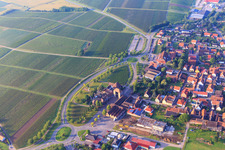 Vue aérienne de Route des vins avec la Porte allemande des vins à Schweighofen dans le département Rhénanie-Palatinat, Allemagne