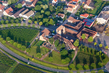 Vue aérienne de Tables et bancs dans les restaurants en plein air Deutsches Weintor Restaurant en Schweigen à le quartier Schweigen in Schweigen-Rechtenbach dans le département Rhénanie-Palatinat, Allemagne