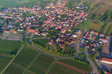 Vue aérienne de Route des vins avec la porte allemande des vins vue de l'est à Schweighofen dans le département Rhénanie-Palatinat, Allemagne