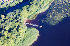 Vue aérienne de Zones riveraines avec nénuphars, amarrage de bateaux et zone de baignade du lac Åsnen (Småland) aux couleurs de lande dans le comté de Tornein Kronoberg à Lönashult dans le département Kronobergs län, Suède