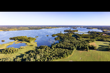 Vue aérienne de Zones forestières sur le rivage du lac Åsnen de couleur lande près de Vrankunge dans le Småland à Grimslöv dans le département Kronobergs län, Suède