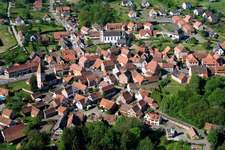 Vue aérienne de Vue sur le village à Weiterswiller dans le département Bas Rhin, France