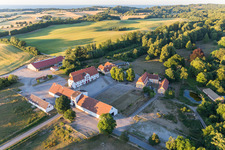 Vue aérienne de Klintholm Mon (DK), Dieux de Klintholm à Borre dans le département Sjaelland, Danemark