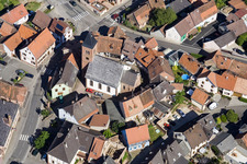 Vue aérienne de Église luthérienne-protestante au centre du village à Dossenheim-sur-Zinsel dans le département Bas Rhin, France