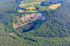 Vue aérienne de Lac basaltique, ancienne carrière à Wachenheim an der Weinstraße dans le département Rhénanie-Palatinat, Allemagne