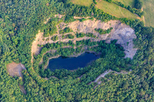 Vue oblique de Carrière du lac de basalte Aalter à Wachenheim an der Weinstraße dans le département Rhénanie-Palatinat, Allemagne