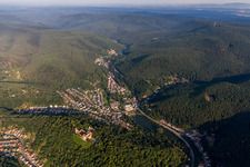 Vue aérienne de Isénachtal à le quartier Hausen in Bad Dürkheim dans le département Rhénanie-Palatinat, Allemagne