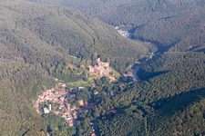Vue aérienne de Ruines du château et de la forteresse à le quartier Hardenburg in Bad Dürkheim dans le département Rhénanie-Palatinat, Allemagne