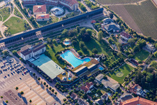 Vue aérienne de Bâtiment festif et bâtiment thermal, piscine de loisirs Salinarium à Bad Dürkheim dans le département Rhénanie-Palatinat, Allemagne