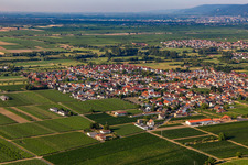 Vue aérienne de Du nord-est à le quartier Niederkirchen in Niederkirchen bei Deidesheim dans le département Rhénanie-Palatinat, Allemagne