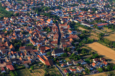 Vue aérienne de Rue principale avec St. Ägidius à Meckenheim dans le département Rhénanie-Palatinat, Allemagne