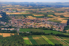 Vue aérienne de Vue du village depuis l'est à Hördt dans le département Rhénanie-Palatinat, Allemagne