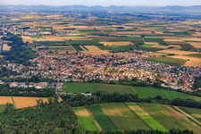 Vue aérienne de Vue du village depuis l'est à Hördt dans le département Rhénanie-Palatinat, Allemagne