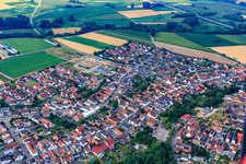 Vue aérienne de Route principale venant du nord à Kuhardt dans le département Rhénanie-Palatinat, Allemagne