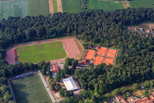 Vue aérienne de Terrains de sport au château d'eau de SV 1920 Hatzenbühl à Hatzenbühl dans le département Rhénanie-Palatinat, Allemagne