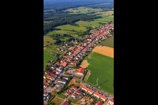 Vue aérienne de La Saarstraße vue du nord-est à Kandel dans le département Rhénanie-Palatinat, Allemagne