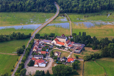Vue aérienne de Neumühle avec le moulin Fuchsmühle et Jürgen Hans GmbH sur la Queich à le quartier Offenbach in Offenbach an der Queich dans le département Rhénanie-Palatinat, Allemagne