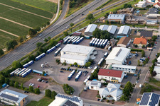 Zone industrielle de la Werkstrasse à le quartier Berghausen in Römerberg dans le département Rhénanie-Palatinat, Allemagne d'en haut