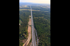 Vue aérienne de Parking de l'autoroute Kreuzlach Ouest sur l'A5 à Weingarten dans le département Bade-Wurtemberg, Allemagne