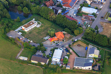 Vue aérienne de École maternelle catholique Sainte-Claire et Salle du Royaume des Témoins de Jéhovah à Weingarten dans le département Bade-Wurtemberg, Allemagne