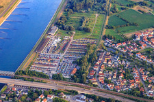 Vue aérienne de Entrepôt de camions sur le Rhin à le quartier Maximiliansau in Wörth am Rhein dans le département Rhénanie-Palatinat, Allemagne