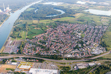 Vue aérienne de Entrepôt de camions sur le Rhin à le quartier Maximiliansau in Wörth am Rhein dans le département Rhénanie-Palatinat, Allemagne