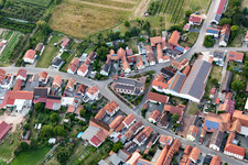 Vue aérienne de Bâtiment d'église au centre du village à Schweighofen dans le département Rhénanie-Palatinat, Allemagne