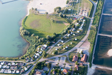 Vue aérienne de Camping les bords du Rhin à Seltz dans le département Bas Rhin, France
