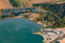 Vue aérienne de Baigneurs dans et sur la plage d'Epplesee à le quartier Silberstreifen in Rheinstetten dans le département Bade-Wurtemberg, Allemagne