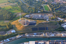 Vue aérienne de Windberg sur l'ancienne décharge devant la VBK Verkehrsbetriebe Karlsruhe GmbH - Dépôt ouest à le quartier Knielingen in Karlsruhe dans le département Bade-Wurtemberg, Allemagne