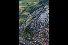 Vue aérienne de Rue Eggensteiner à le quartier Knielingen in Karlsruhe dans le département Bade-Wurtemberg, Allemagne