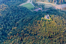 Vue oblique de Ruines de Lindelbrunn à Vorderweidenthal dans le département Rhénanie-Palatinat, Allemagne