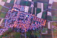 Vue aérienne de Vue de la ville au crépuscule à Steinweiler dans le département Rhénanie-Palatinat, Allemagne