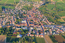 Vue aérienne de Vue de la ville sur la Bergstraße depuis l'ouest à le quartier Großsachsen in Hirschberg an der Bergstraße dans le département Bade-Wurtemberg, Allemagne