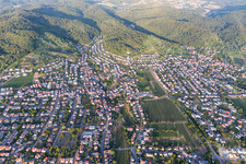 Vue aérienne de De l'ouest à le quartier Lützelsachsen in Weinheim dans le département Bade-Wurtemberg, Allemagne